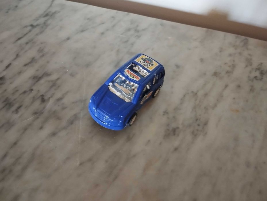 Carro de plástico colecionável.