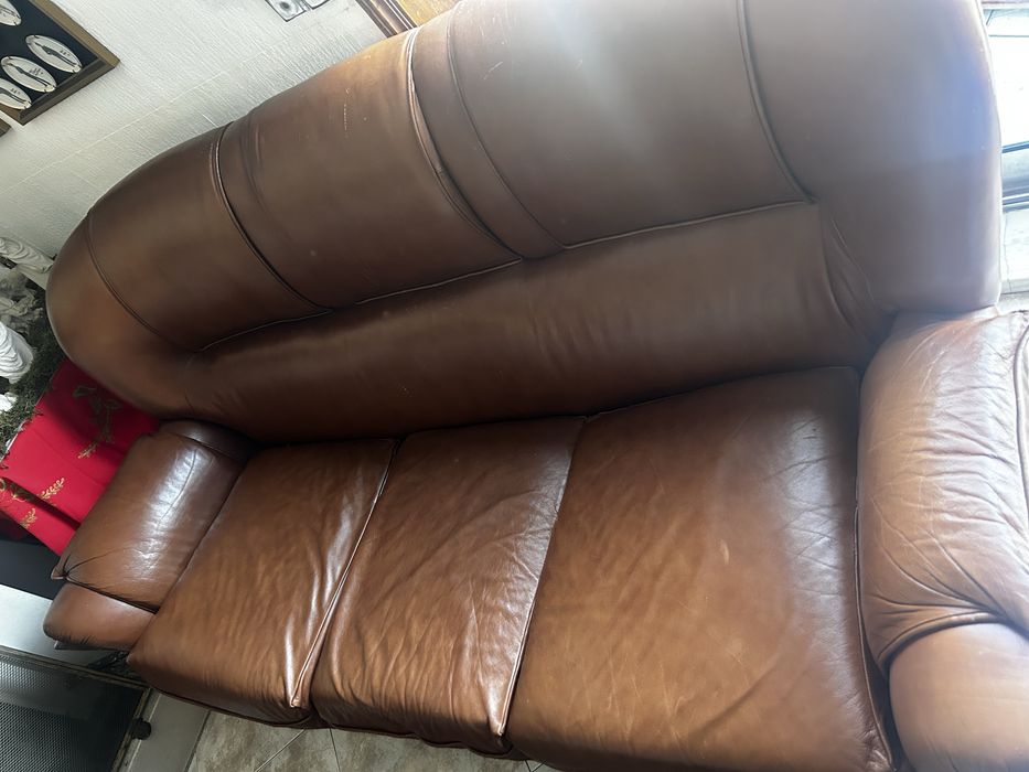 Sofás em pele com base de madeira