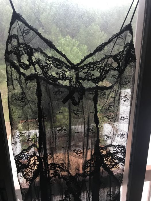 Camisa de noite preta de renda