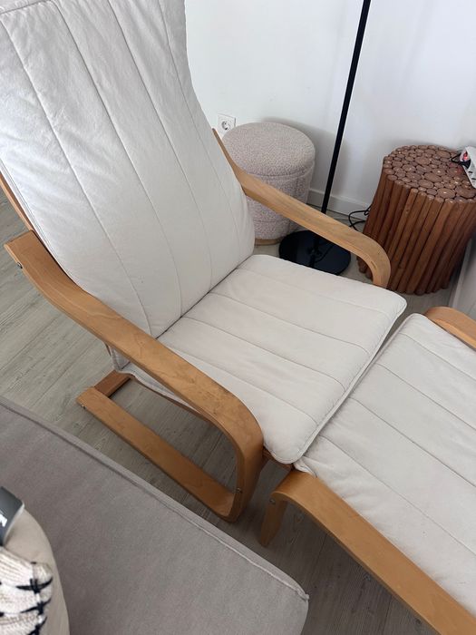 Cadeira do ikea com pousa pes