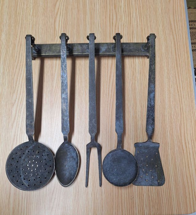 Talheres de cozinha com suporte (Conjunto rústico em metal)-Sec.XX