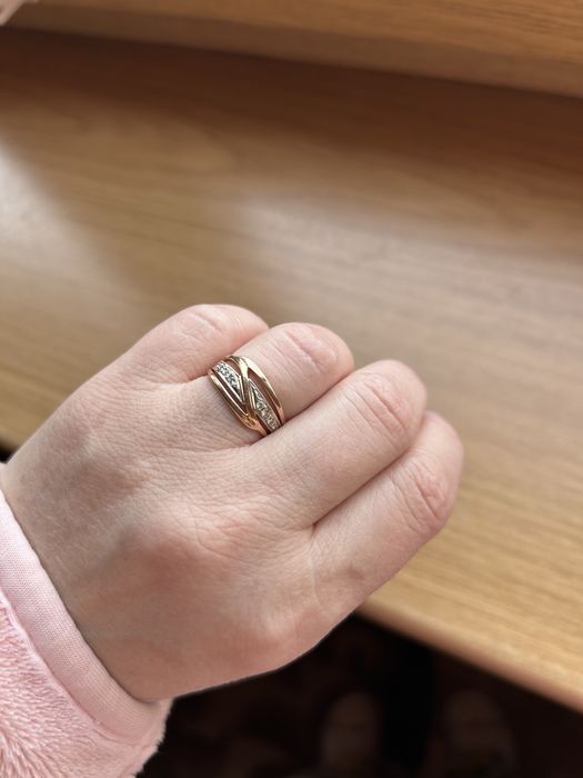 Золота каблучка з діамантами!