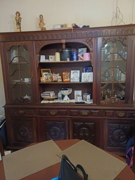 Sofá em couro,movel de sala em mogno e .movel de tv em mogno