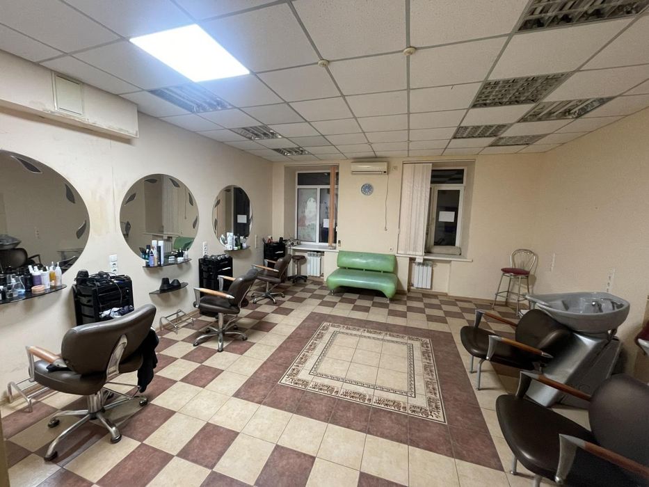 Продаж приміщення на вул. Чарівна - 75,5 кв.м., під салон/офіс