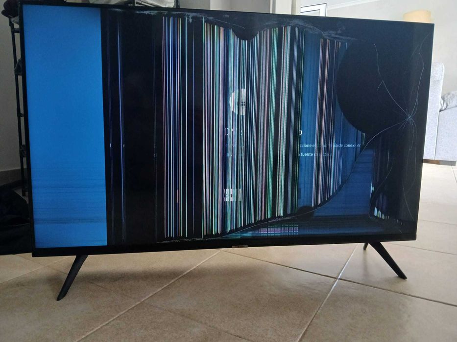 TV Samsung 43" 4K Smart TV UE43AU7025K - Para Peças (Ecrã Partido)