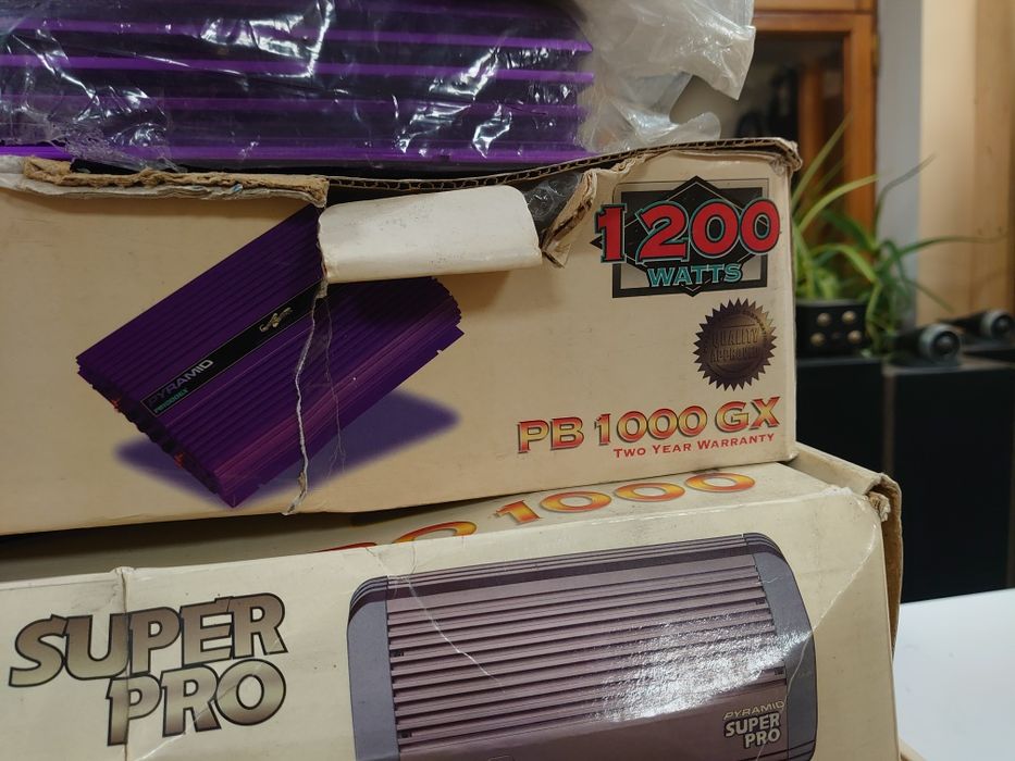 Автомобильный усилитель 4канала. Из США. Старый формат  весом 6кг.