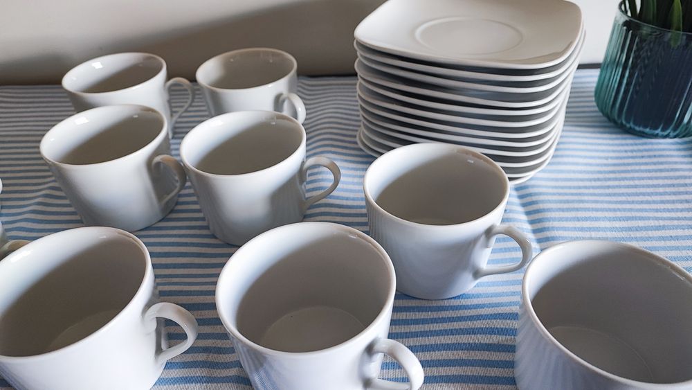 Conjunto lindíssimo de extrema qualidade em branco 10 chávenas e pires