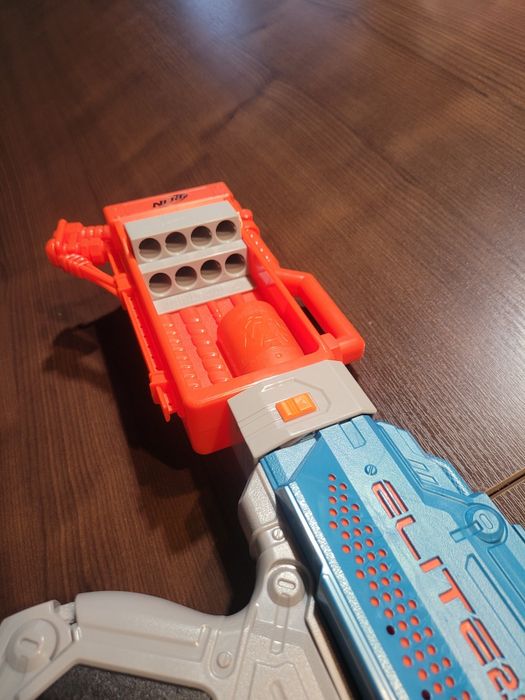 Mega nerf z celownikiem i magazynkiem