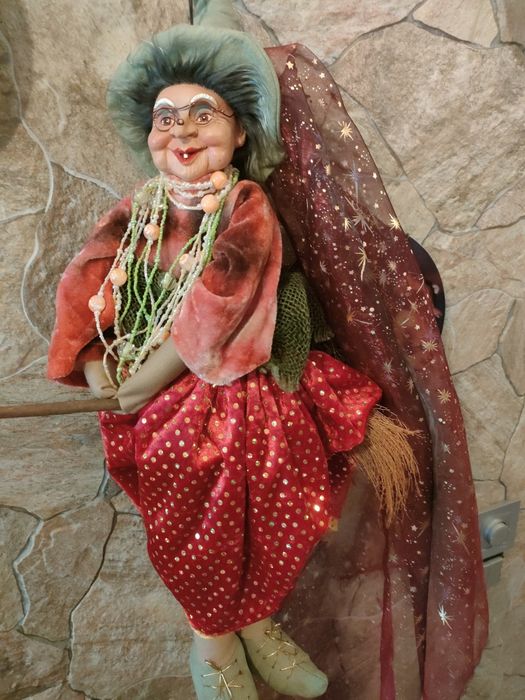 Boneco Bruxa com vassoura.