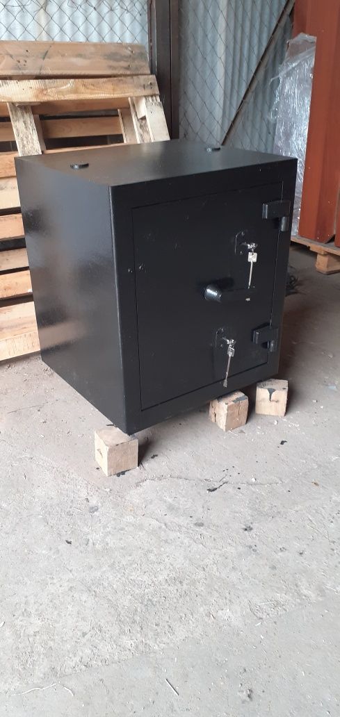 Продаю б.у сейф 2-й класс защиты.: 15 500 грн. - Канцтовари / витратні ...