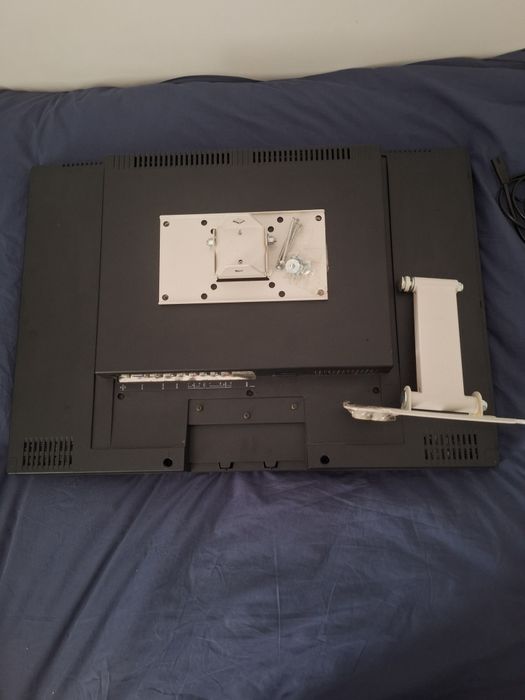 Tv BEKO 26" em bom estado, vem com suporte para pendurar na parede