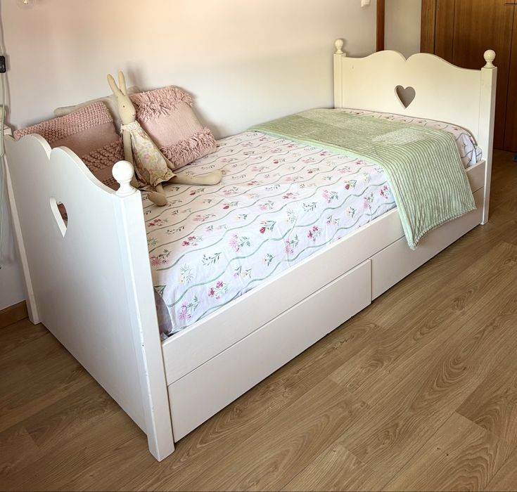 Cama solteiro, branco, madeira.
