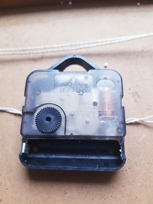 Zegar ścienny w drewnianej oprawie marki Neo Spiro