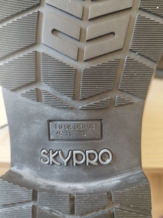 Sapatos de homem Skypro novos tam 45