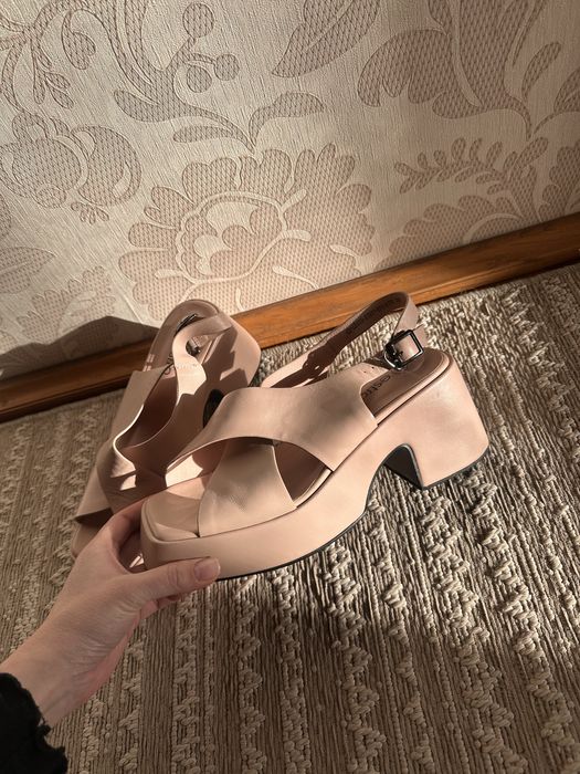 Продам шкіряні босоніжки estro