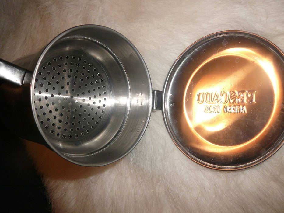 Zestaw  przyborów kuchnia- sitko, praska , kubek łyżki Alessi