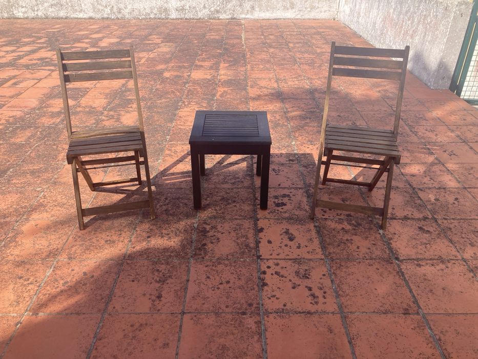 Mesa e duas cadeiras de jardim