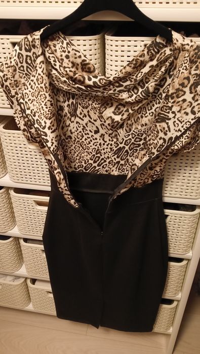 Elegancka sukienka ołówkowa z krótkim rękawkiem panterka