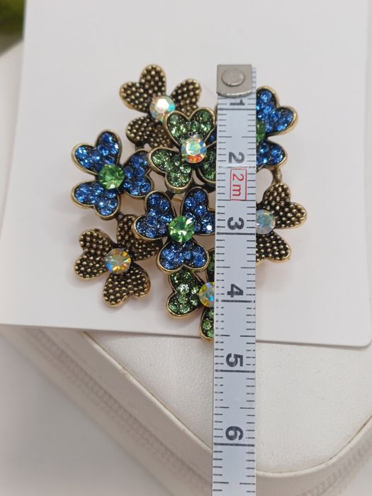 Ozdobna broszka z kwiatkami