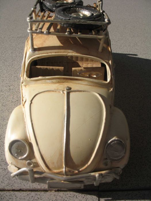 Clássico carocha antigo em chapa