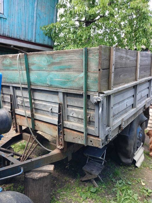 Саморобний трактор з плугами та причепом