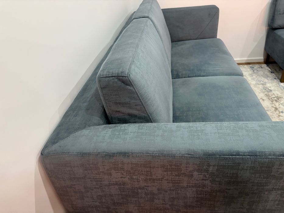 Sofá 4 lugares com puff tipo chaise longue