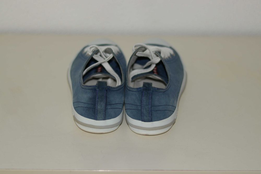 Sapatilhas PRADA em camurça na cor azul-marinho