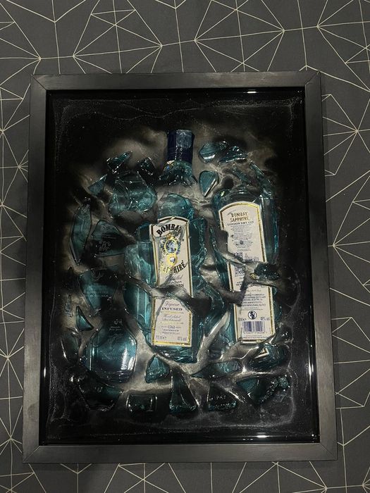 Quadros detalhados com garrafa