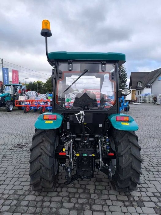 Ciągnik rolniczy marki AUPAX model 2040
