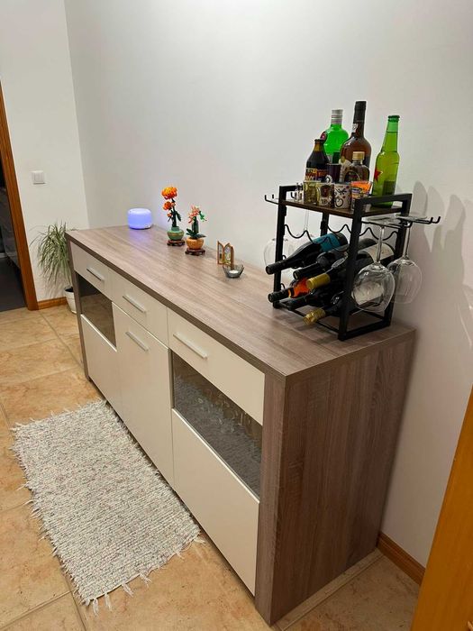 Aparador de sala em excelente estado de conservação