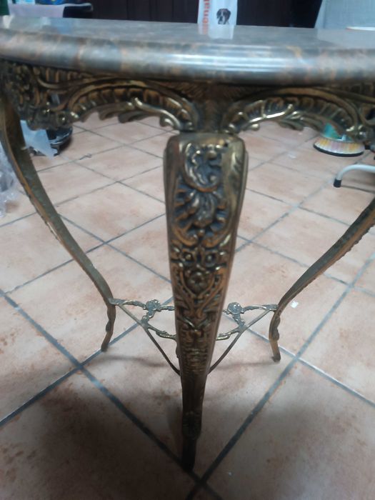 Credencia trabalhada em metal muito antiga com pedra mármore