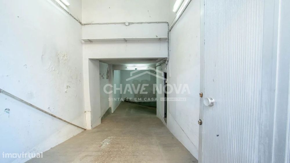 Garagem / Armazém Independente com 256m² na Avenida da República