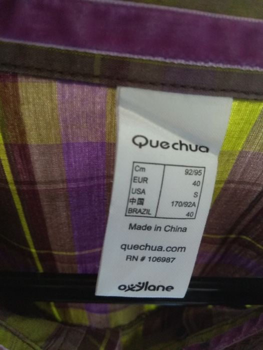 Camisa branca e de xadrez