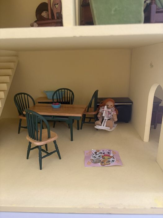 Casa de bonecas em madeira