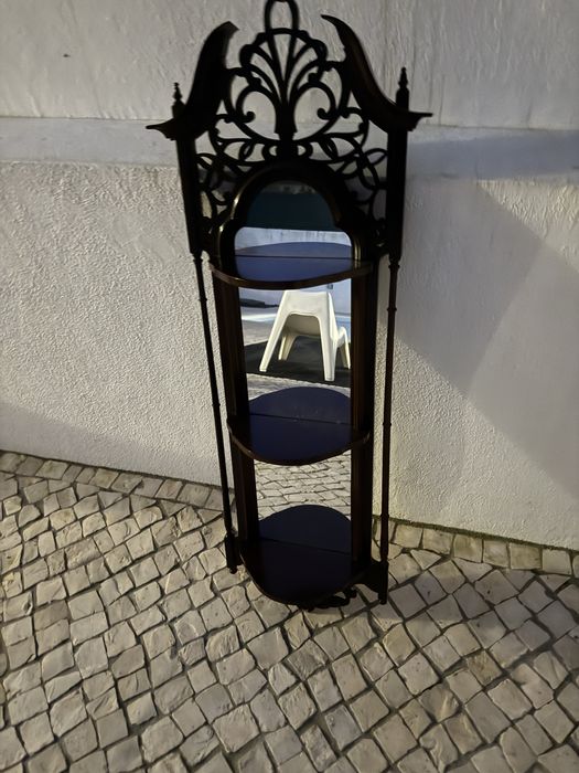Estante de parede em madeira e espelhada