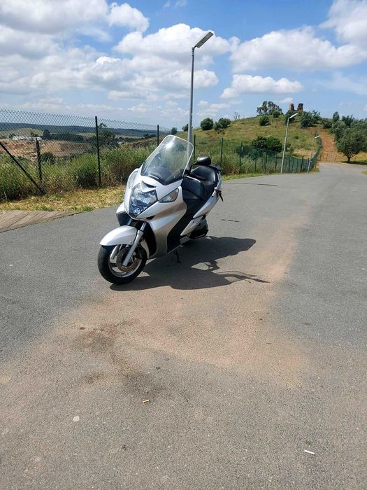 Honda Silver Wing 600 com 21.336 km e revisão feita