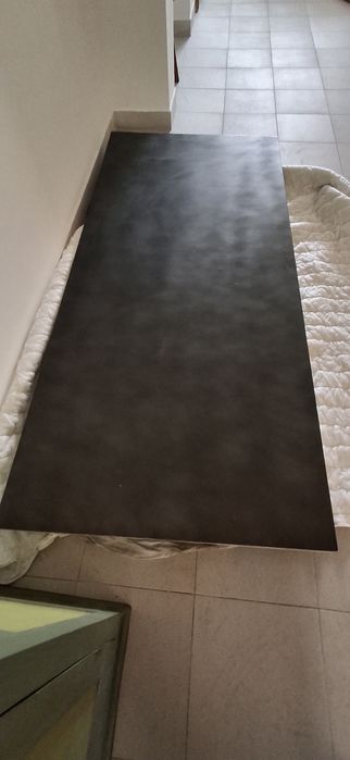 Meja de jantar em metal e madeira
