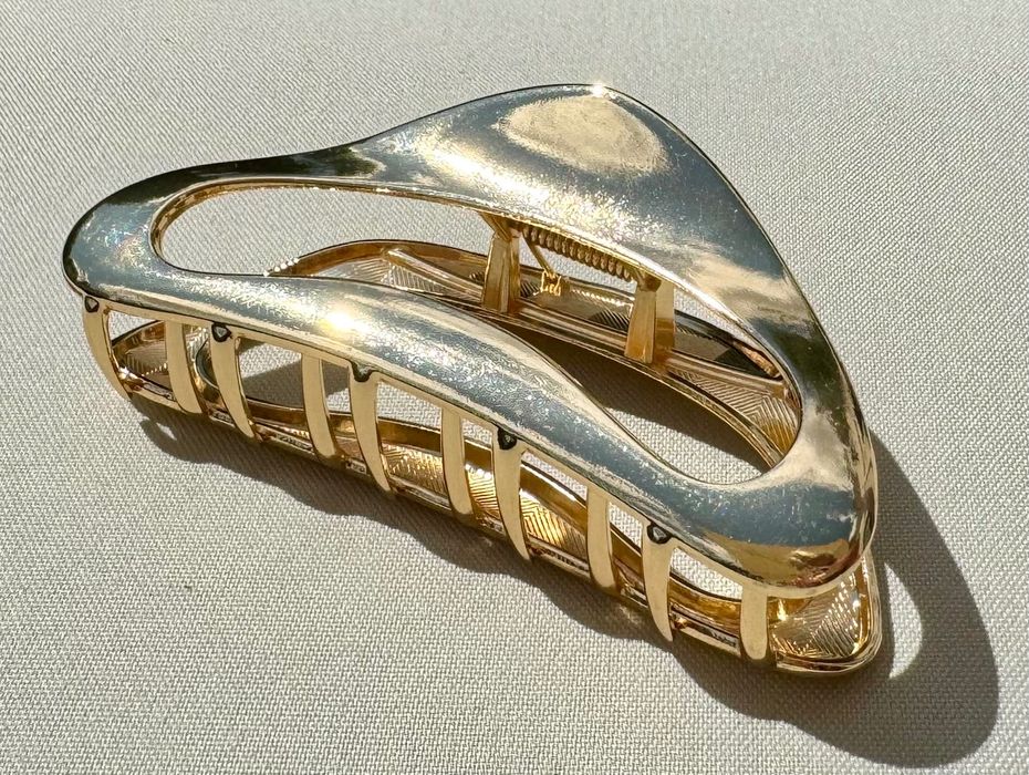 Złota klamra do włosów