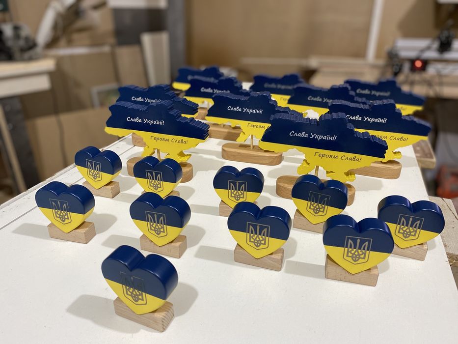 Дерев'яний сувенір з буку (карта України)