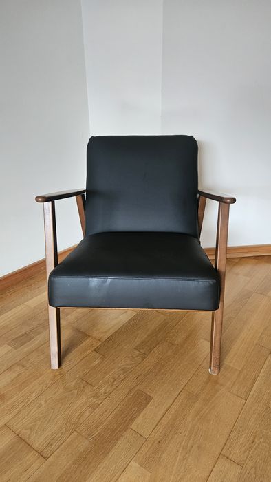 Poltrona IKEA EKENÄSET preta e madeira – excelente estado