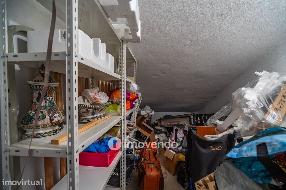 Apartamento T3 com áreas amplas, varandas e arrecadação, em Alverca