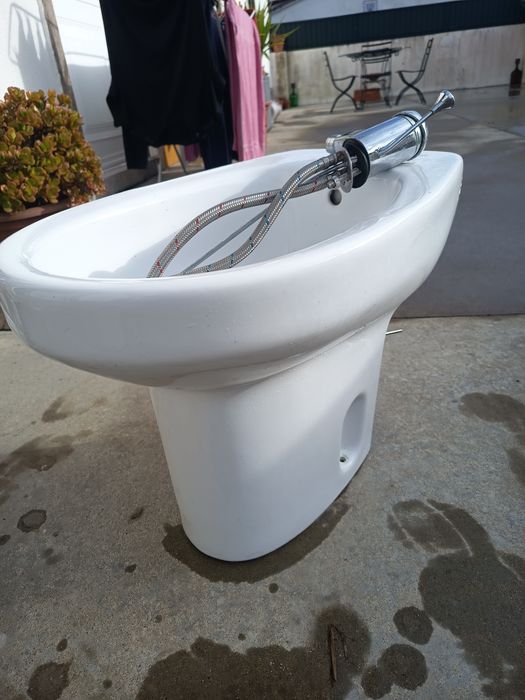 ROCA Vitreous Porcelain Bidet with Faucet
Brand: Roca 
Type: Pair