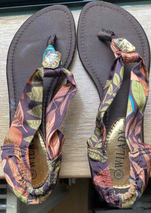 Sandalias de mulher, rasas, tecido acetinado em cima e sola de borracha, Nº 36