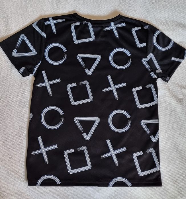 T-shirt PlayStation Oficial - Preta com Logótipo Japonês (8-9 anos)