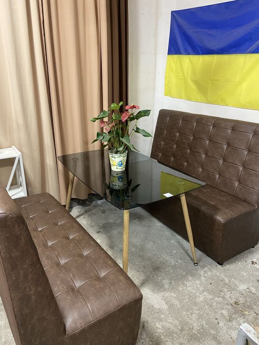 Обідній куток два дівни і скляний стіл