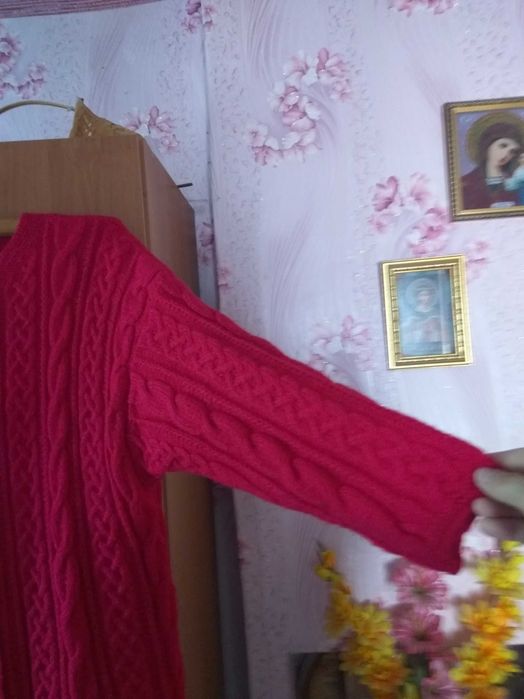 Довге в'язане пальто малинового кольору