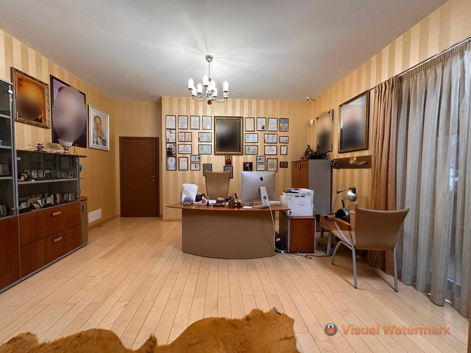 Містечко біля лісу, 45 соток, будинок 600 м2, Стоянка