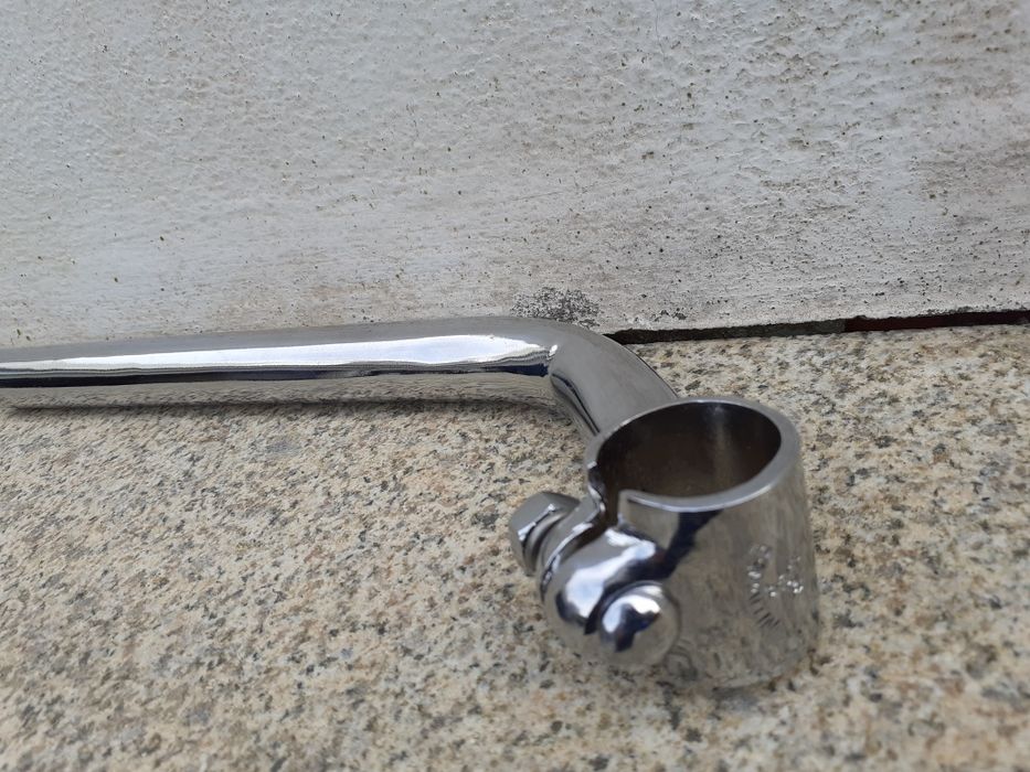 Farolim de trás pequeno para biclicleta clássica.