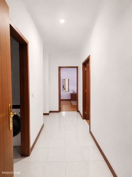 T2 com Garagem, Arrumos e Terraço e Jardim