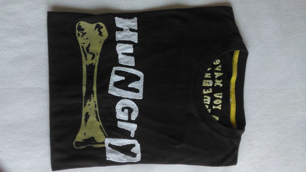 T-shirts castanha; bege